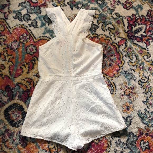 White cross front lace romper - Picture 2 of 5